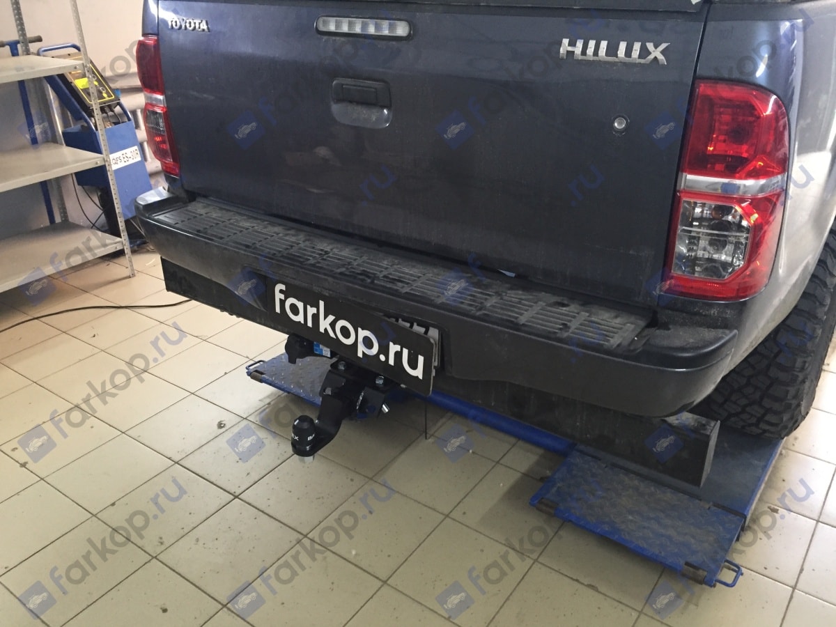 Установили фаркоп Baltex для Toyota Hilux 2014 г. Установили фаркоп Baltex для Toyota Hilux 2014 г.